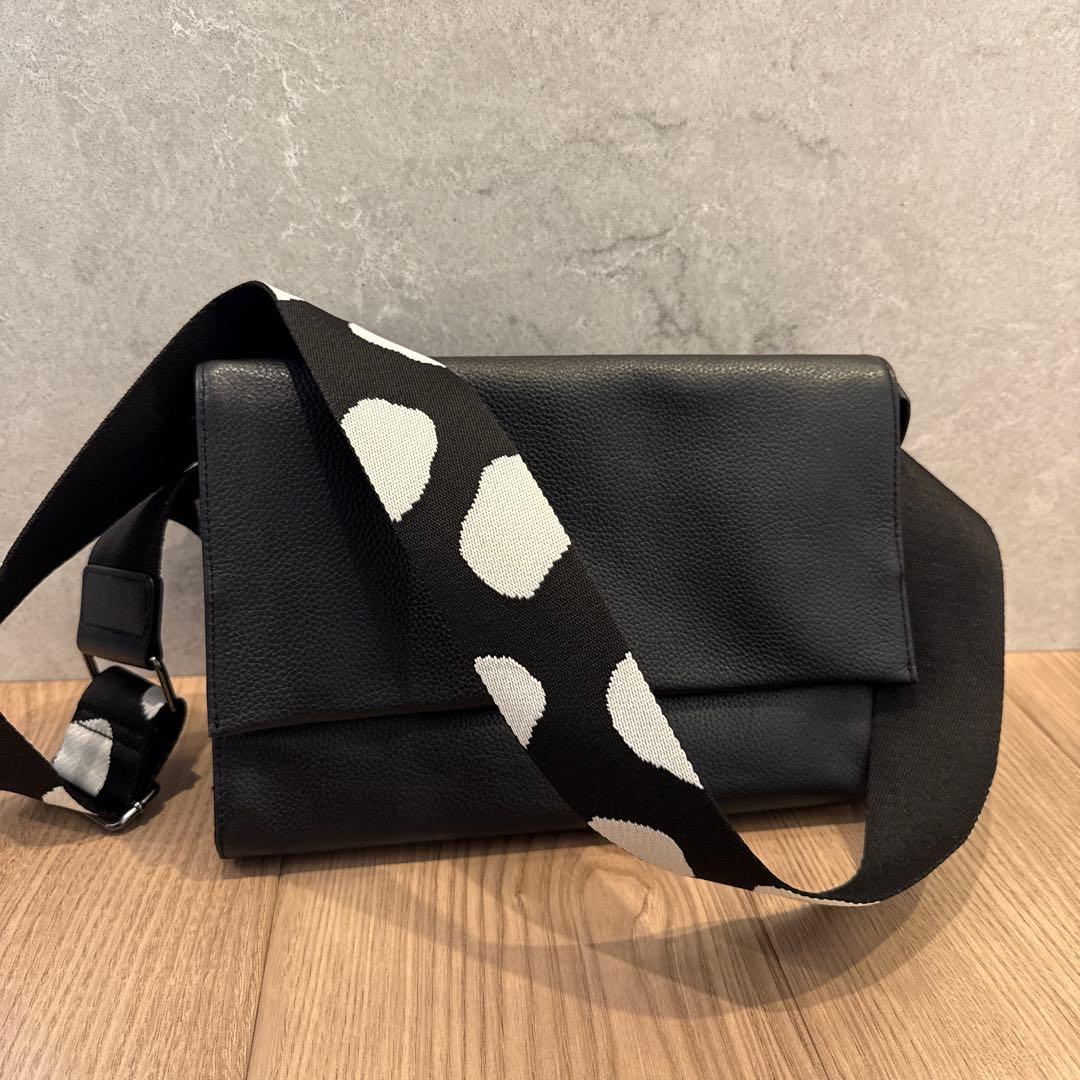 ear パピヨネ◾️本革　軽量470g ボディバッグ 黒 ドット柄ストラップ◾️