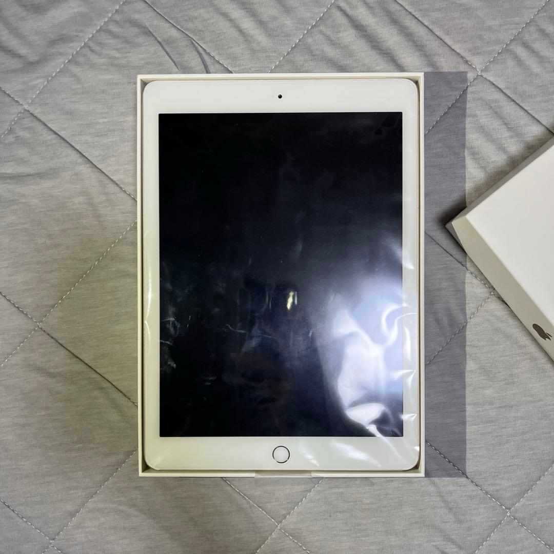 iPad 第5世代　32GB 極美品 付属品は充電線以外完備　ケースも付き