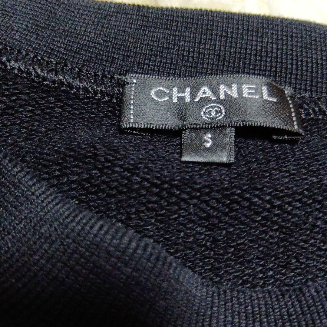CHANEL 　金色の刺繍　口ゴ入り　ブラック Tシャツ S　半袖