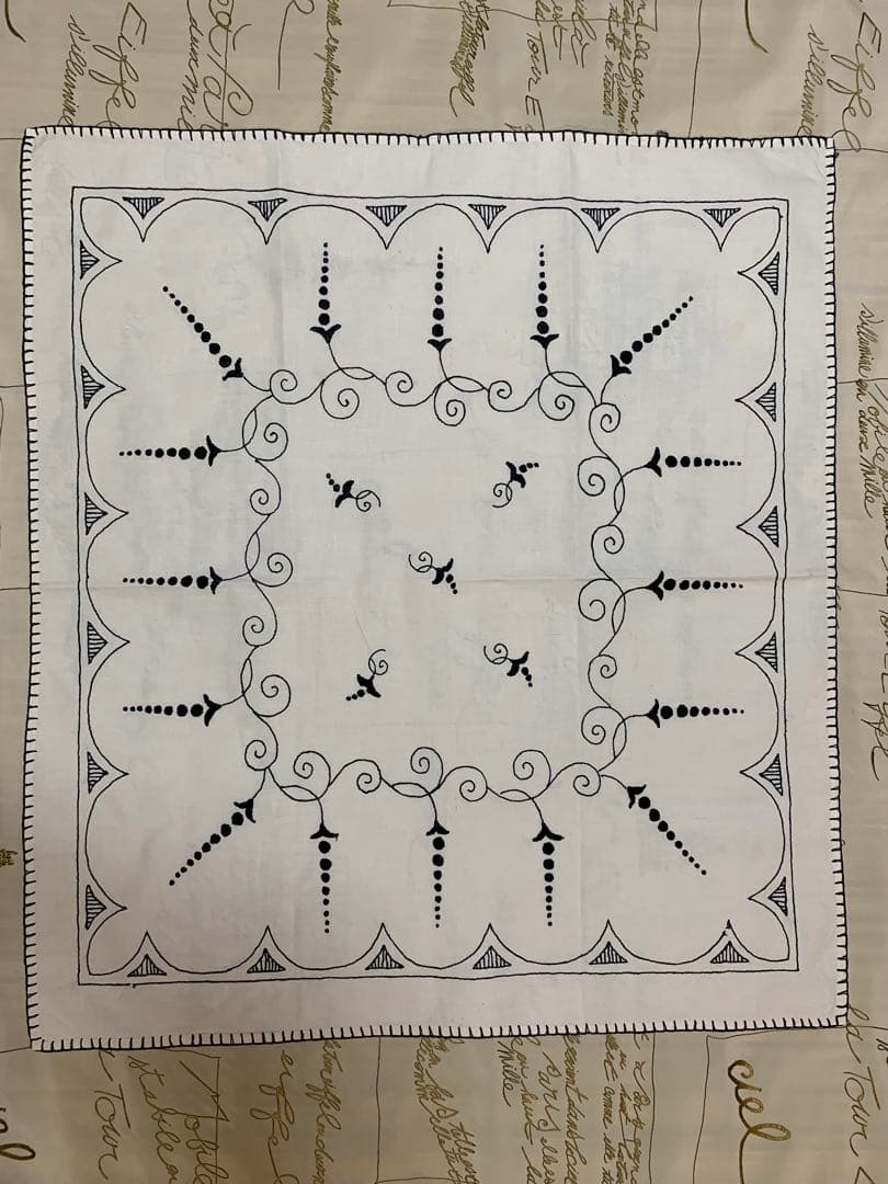 フランスアンティーク　モダンに黒糸で刺繍されたアール・ヌーヴォーの雰囲気が最高