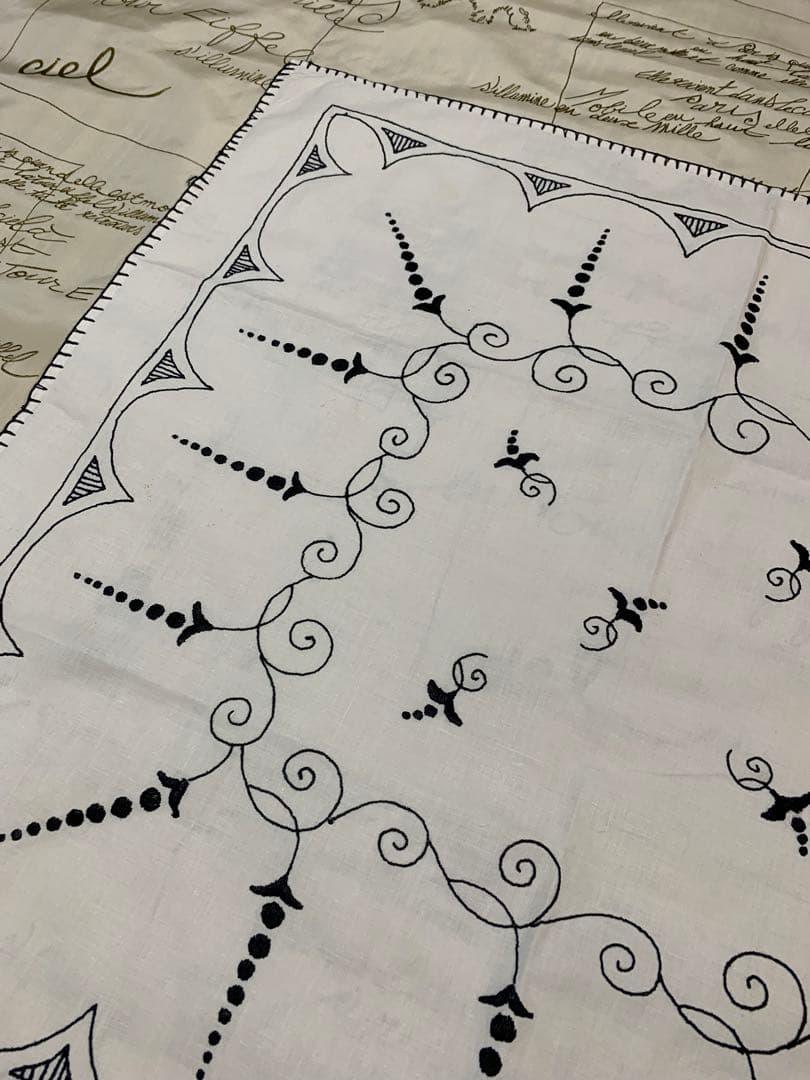 フランスアンティーク　モダンに黒糸で刺繍されたアール・ヌーヴォーの雰囲気が最高