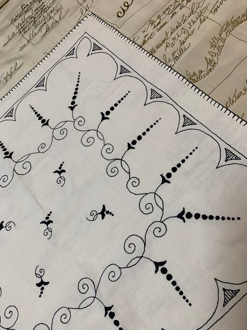 フランスアンティーク　モダンに黒糸で刺繍されたアール・ヌーヴォーの雰囲気が最高