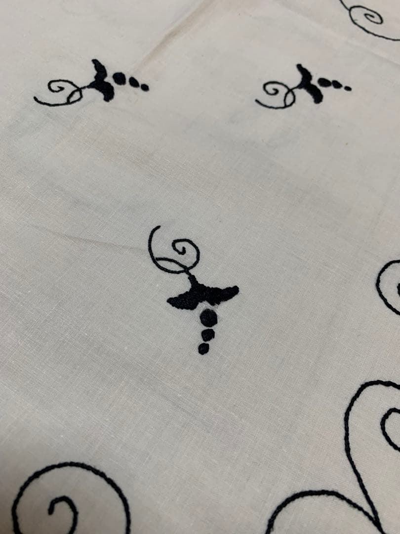 フランスアンティーク　モダンに黒糸で刺繍されたアール・ヌーヴォーの雰囲気が最高