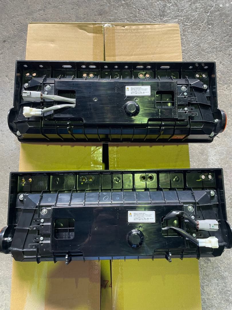 新車外し　小糸製　トラック用3連LEDテールランプ左右