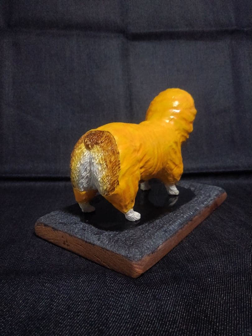 木彫りのコーギー 雨の散歩