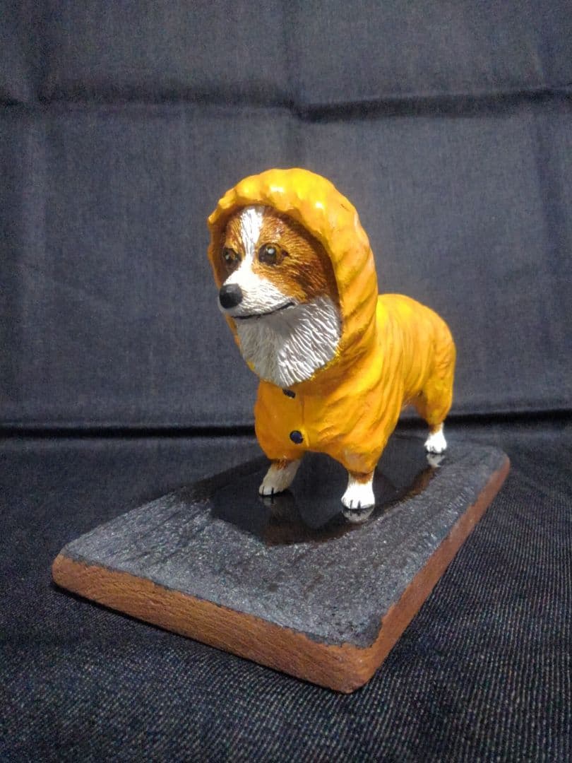 木彫りのコーギー 雨の散歩