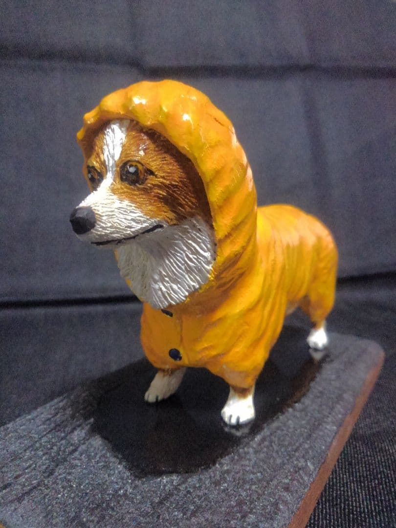 木彫りのコーギー 雨の散歩