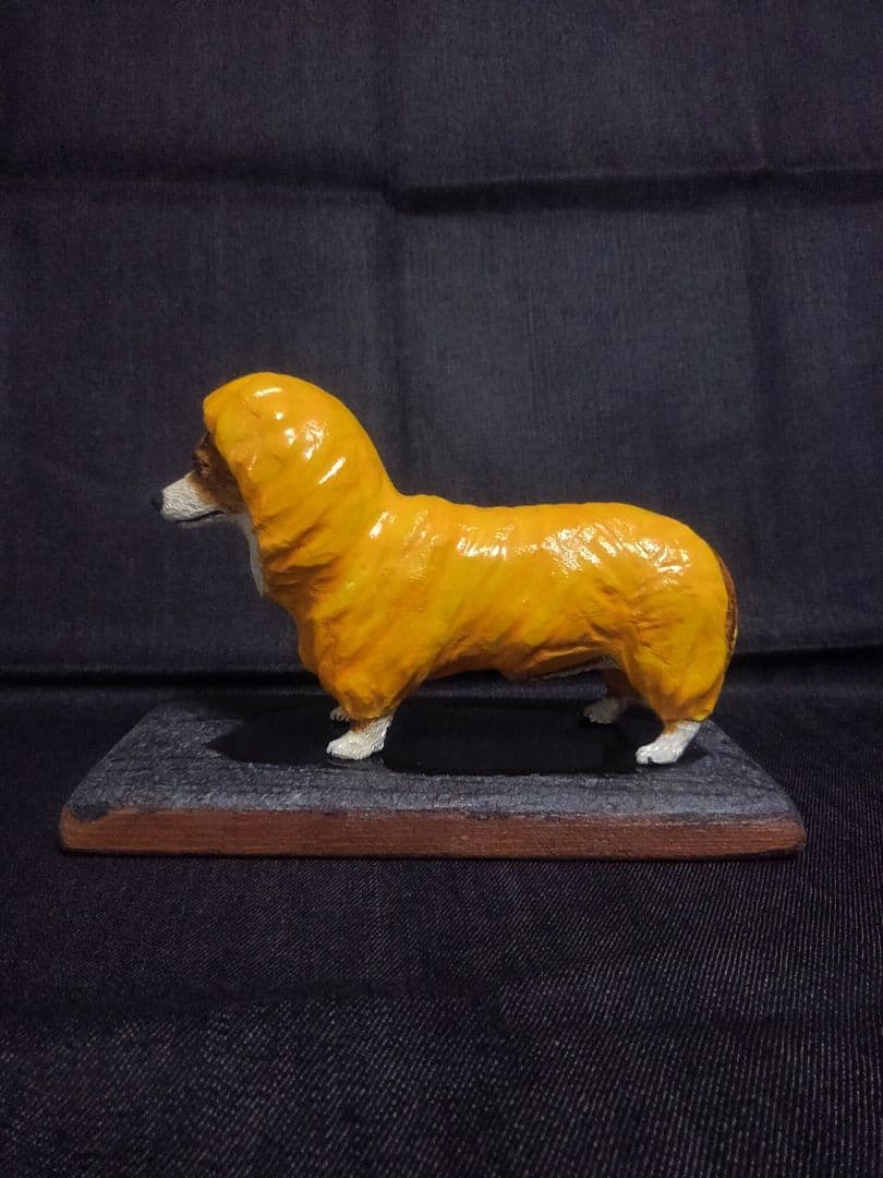 木彫りのコーギー 雨の散歩