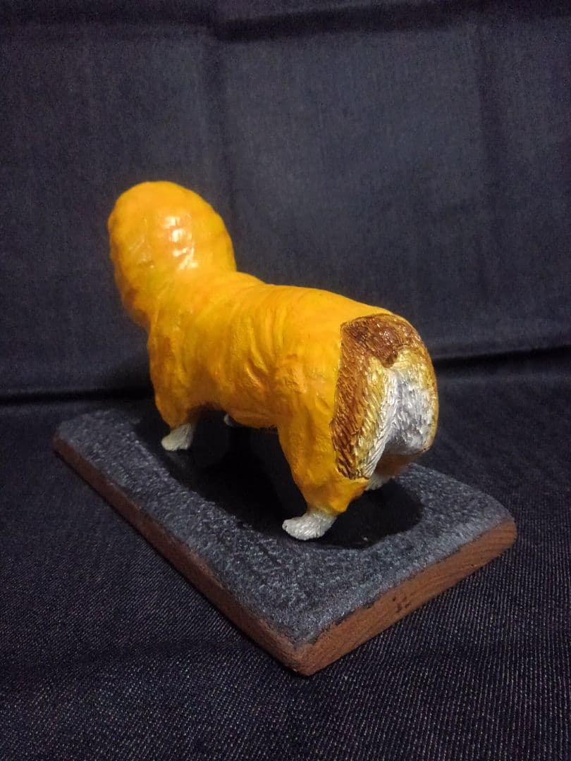 木彫りのコーギー 雨の散歩