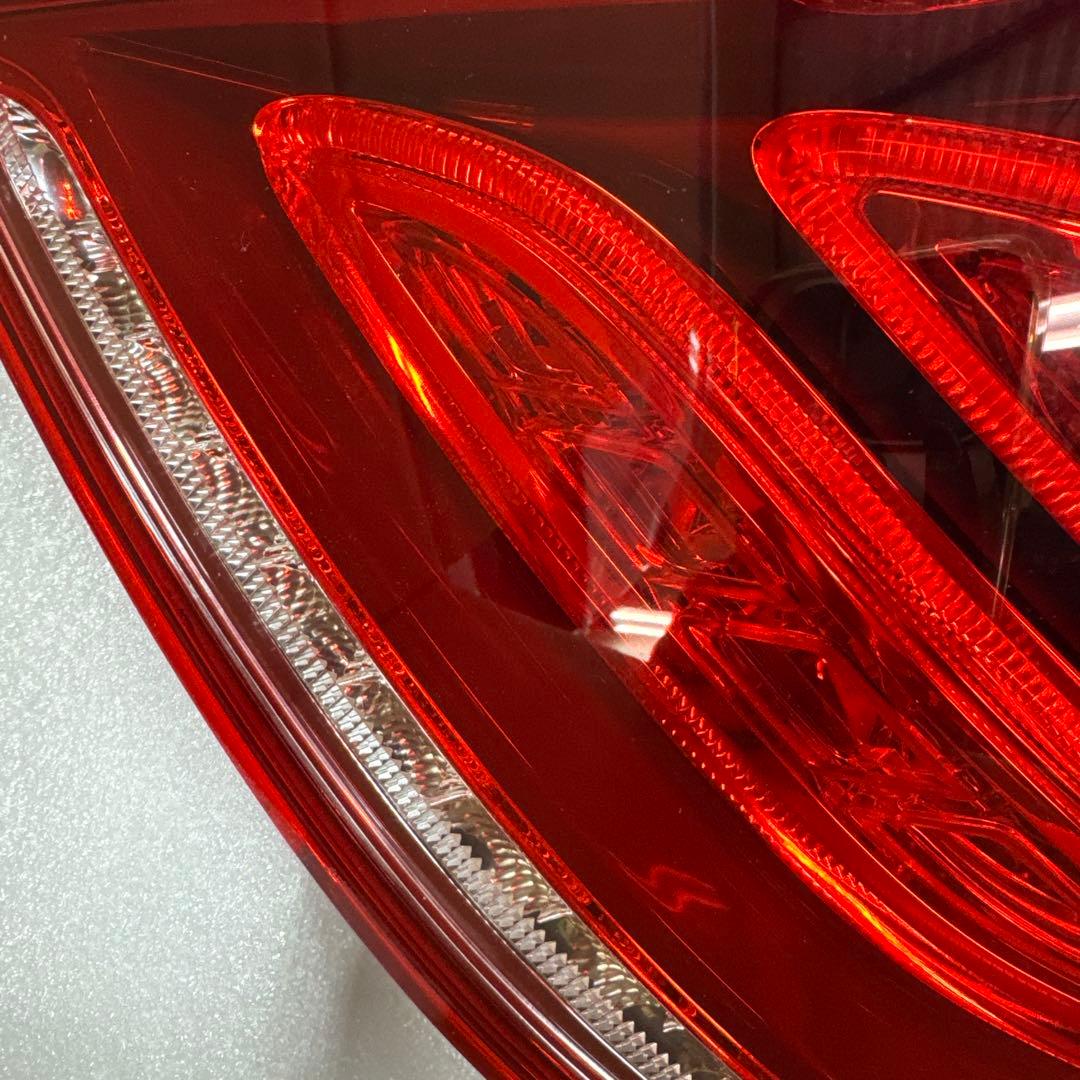 メルセデスベンツ　W222型Sクラス　左右テールレンズ