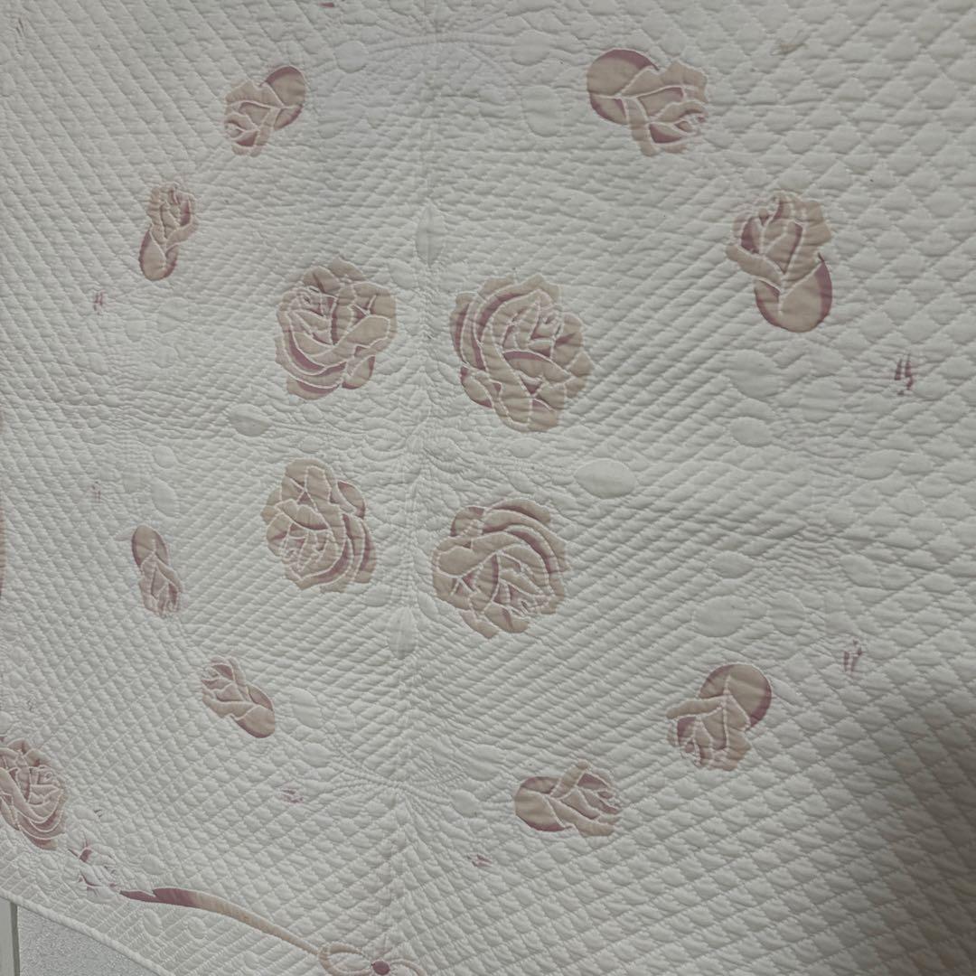 ハンドメイドホワイトキルトのタペストリー