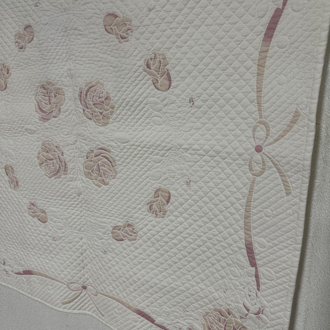 ハンドメイドホワイトキルトのタペストリー