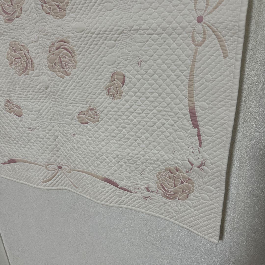 ハンドメイドホワイトキルトのタペストリー