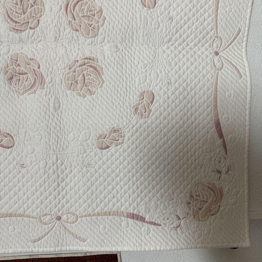 ハンドメイドホワイトキルトのタペストリー