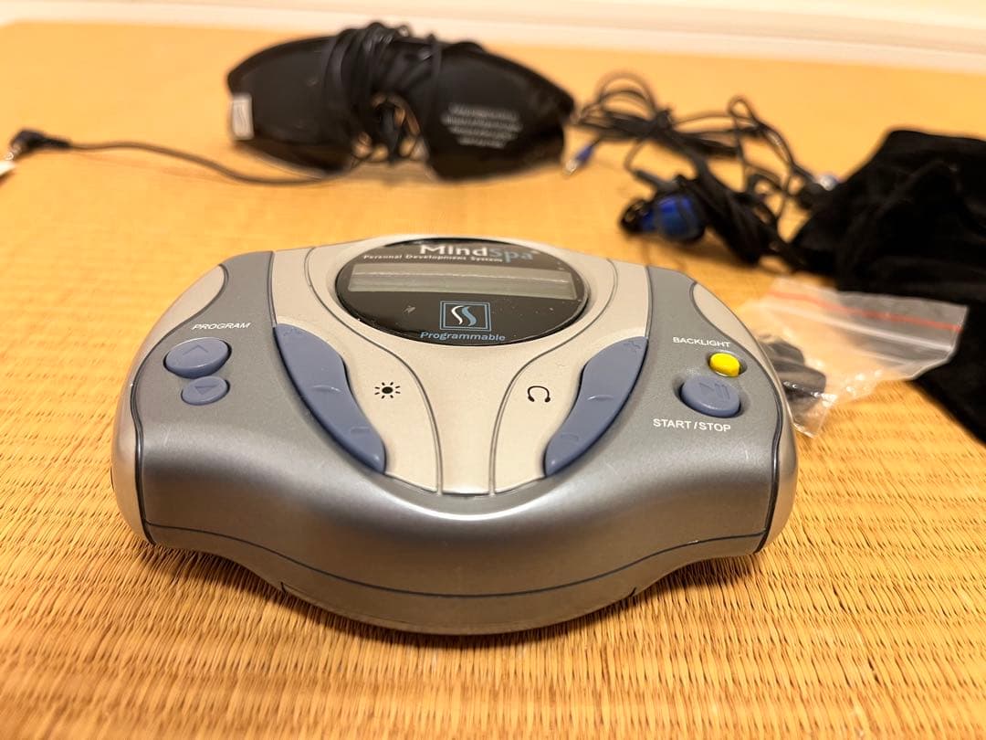 MindSpa リラクゼーションデバイス 本体と付属品