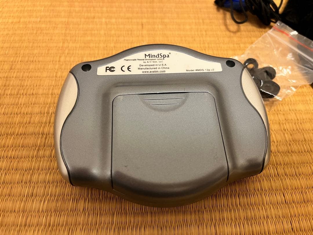 MindSpa リラクゼーションデバイス 本体と付属品