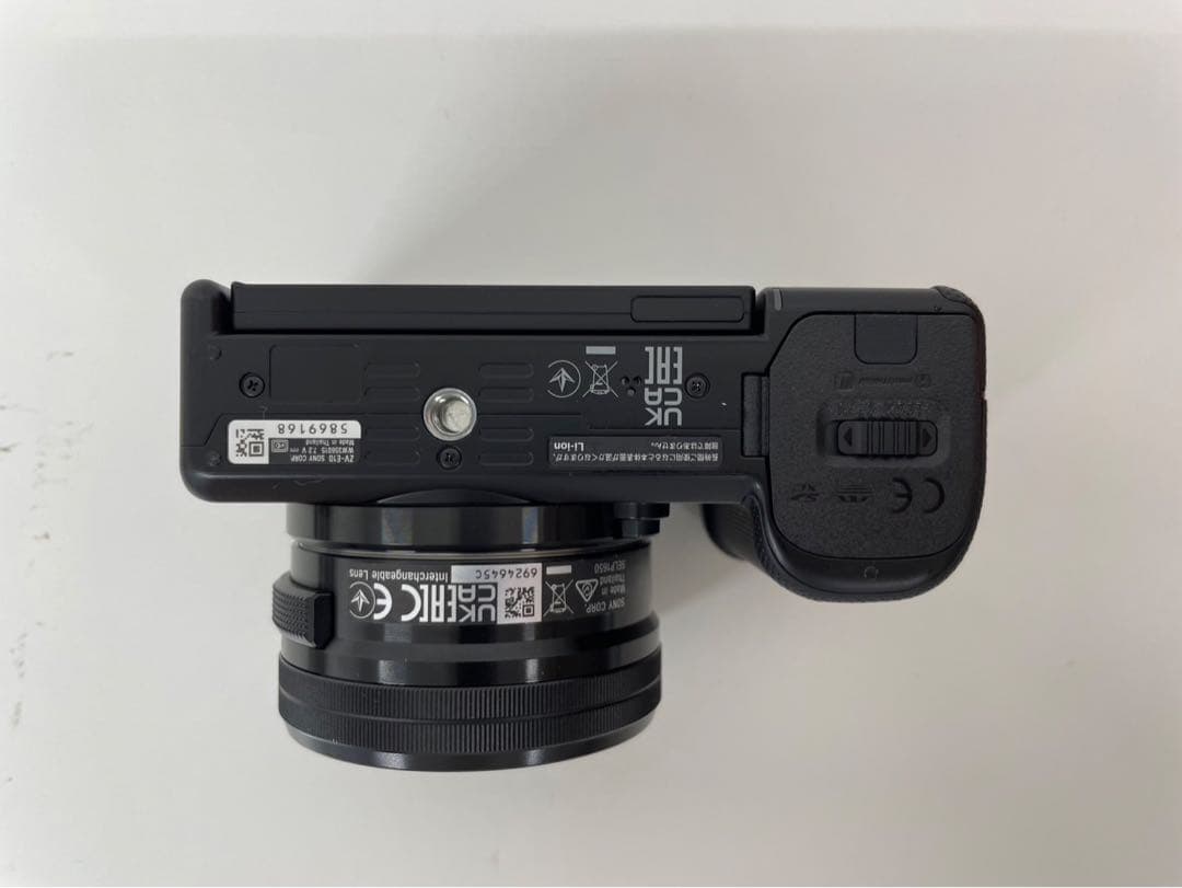 Sony ZV-E10 ミラーレス一眼カメラとレンズフロントキャップ