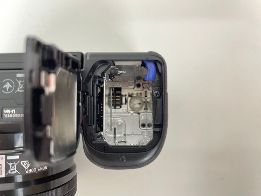 Sony ZV-E10 ミラーレス一眼カメラとレンズフロントキャップ