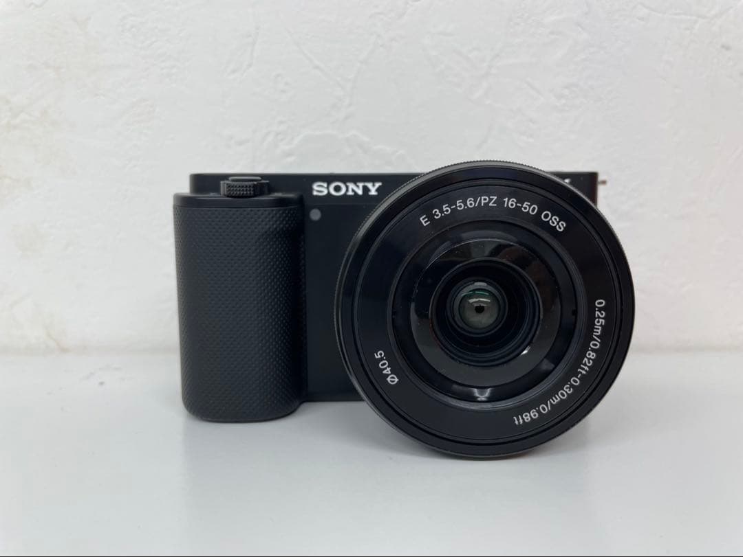 Sony ZV-E10 ミラーレス一眼カメラとレンズフロントキャップ