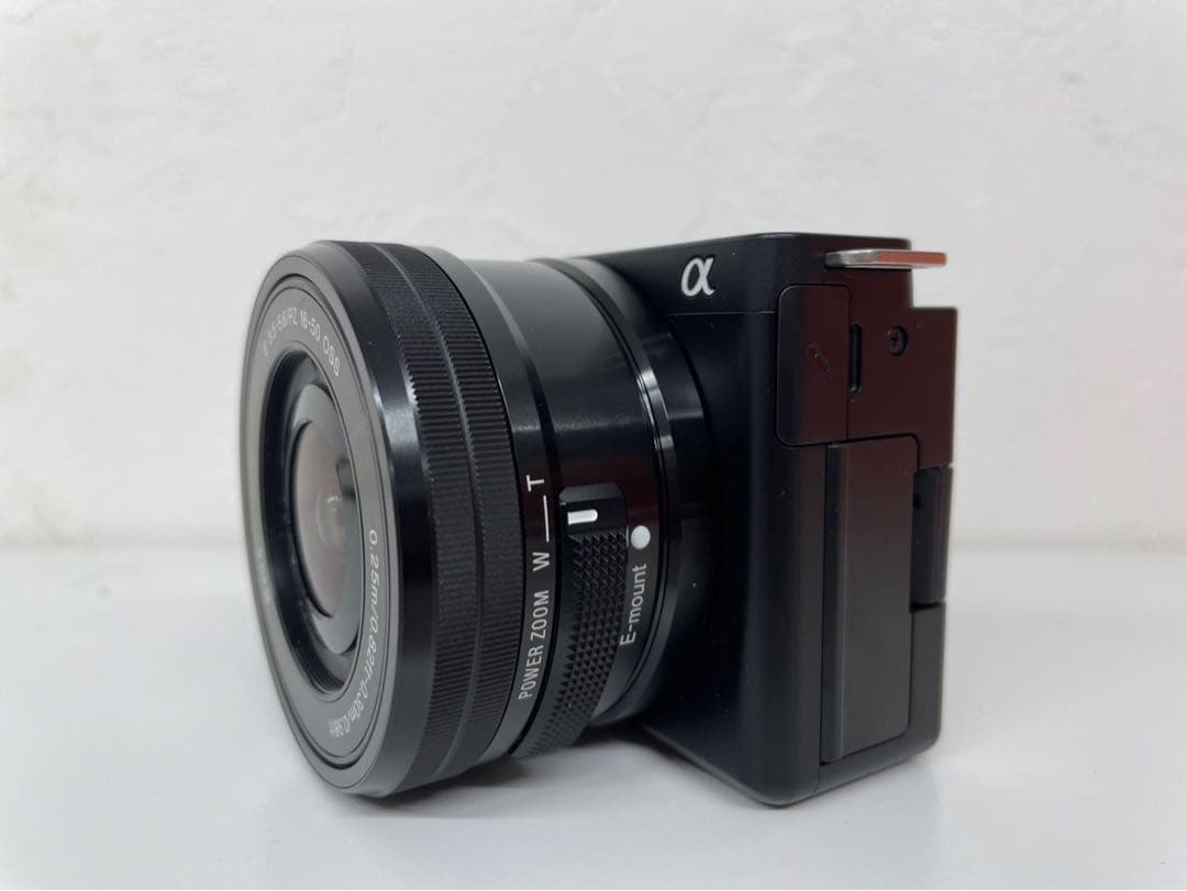 Sony ZV-E10 ミラーレス一眼カメラとレンズフロントキャップ