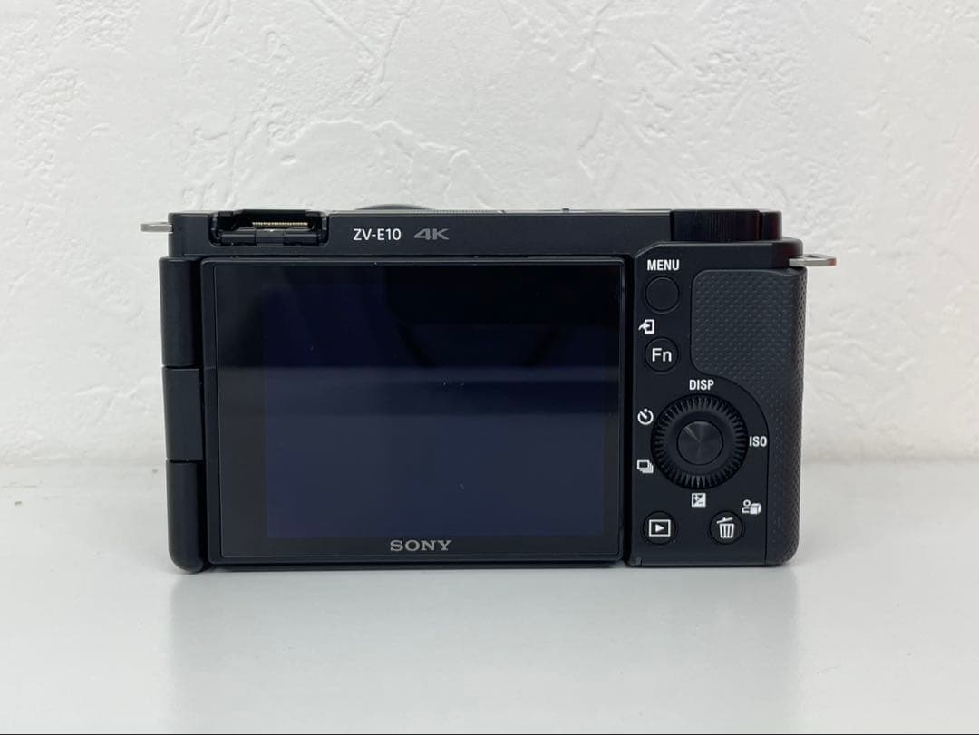 Sony ZV-E10 ミラーレス一眼カメラとレンズフロントキャップ