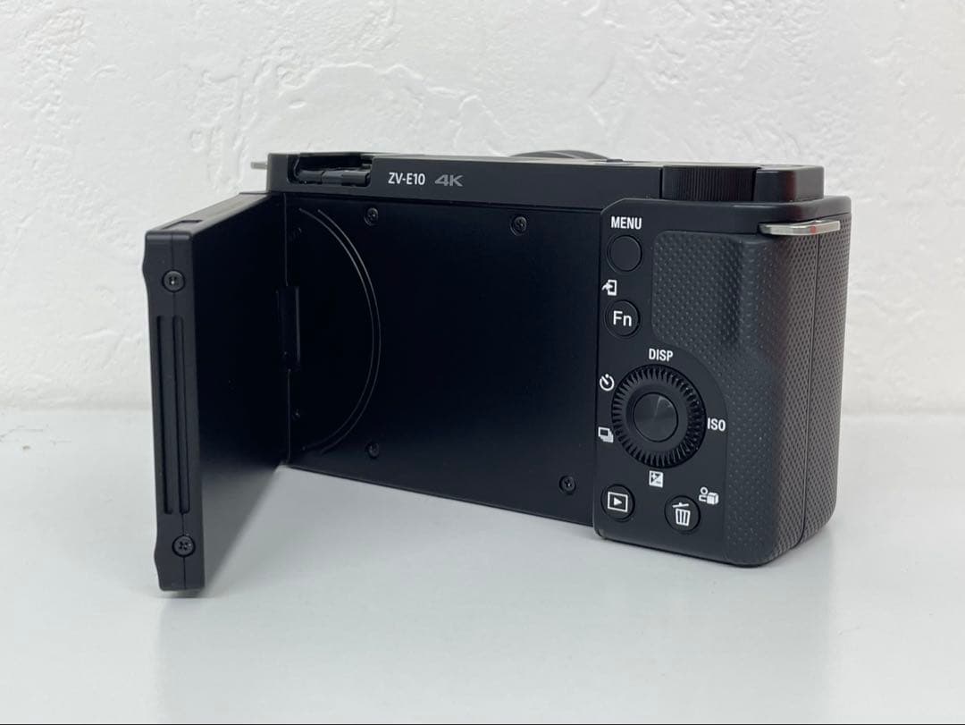 Sony ZV-E10 ミラーレス一眼カメラとレンズフロントキャップ