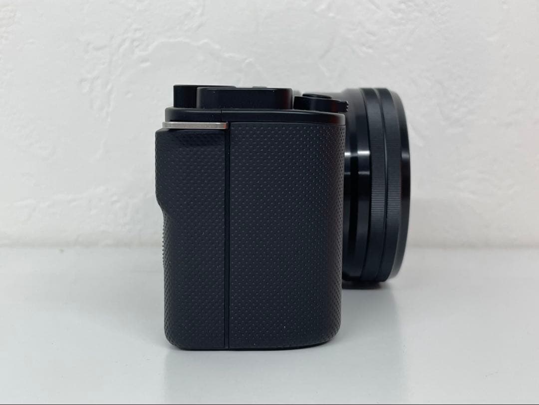 Sony ZV-E10 ミラーレス一眼カメラとレンズフロントキャップ