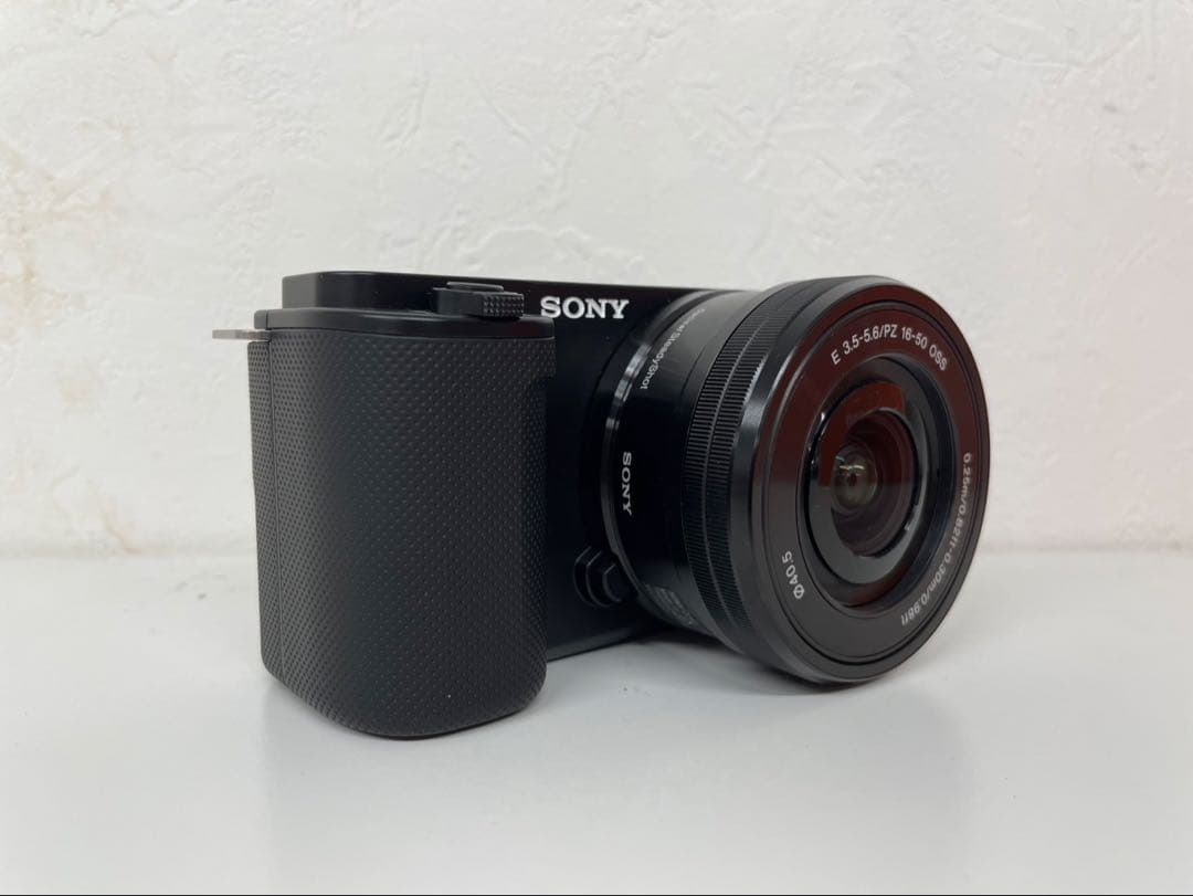 Sony ZV-E10 ミラーレス一眼カメラとレンズフロントキャップ