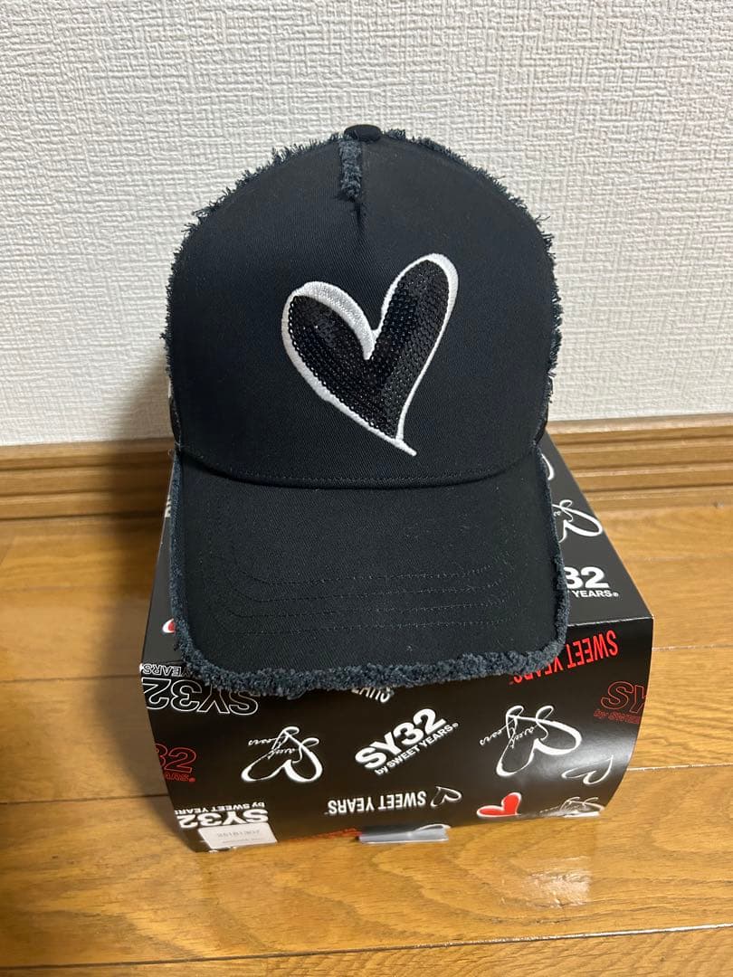 SY32 ×ヨシノリコタケ　ハート刺繍 メッシュキャップ 黒