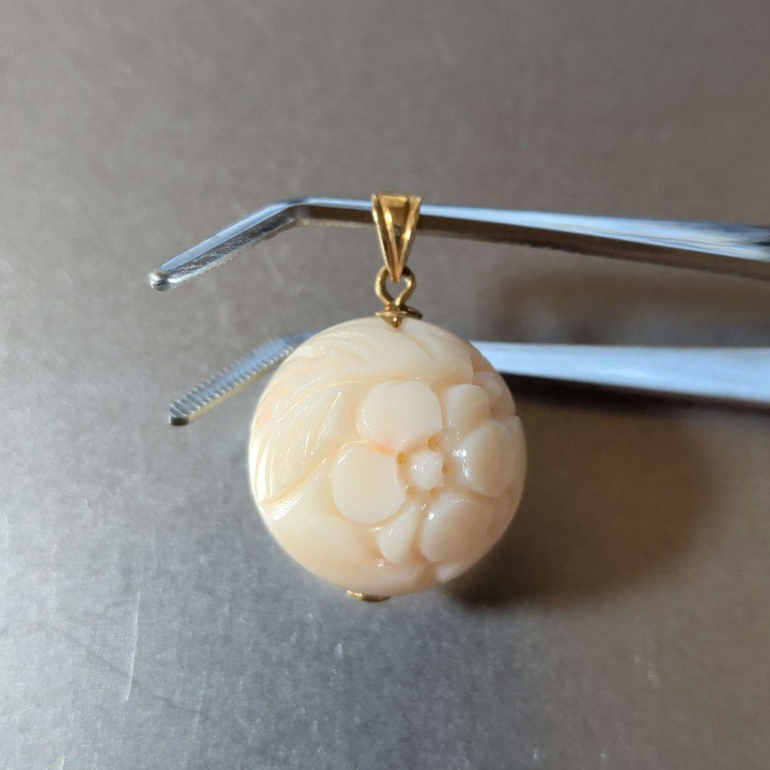 ペンダントトップ　K18　YG　珊瑚　丸玉　彫刻　20.80mm　12.81g