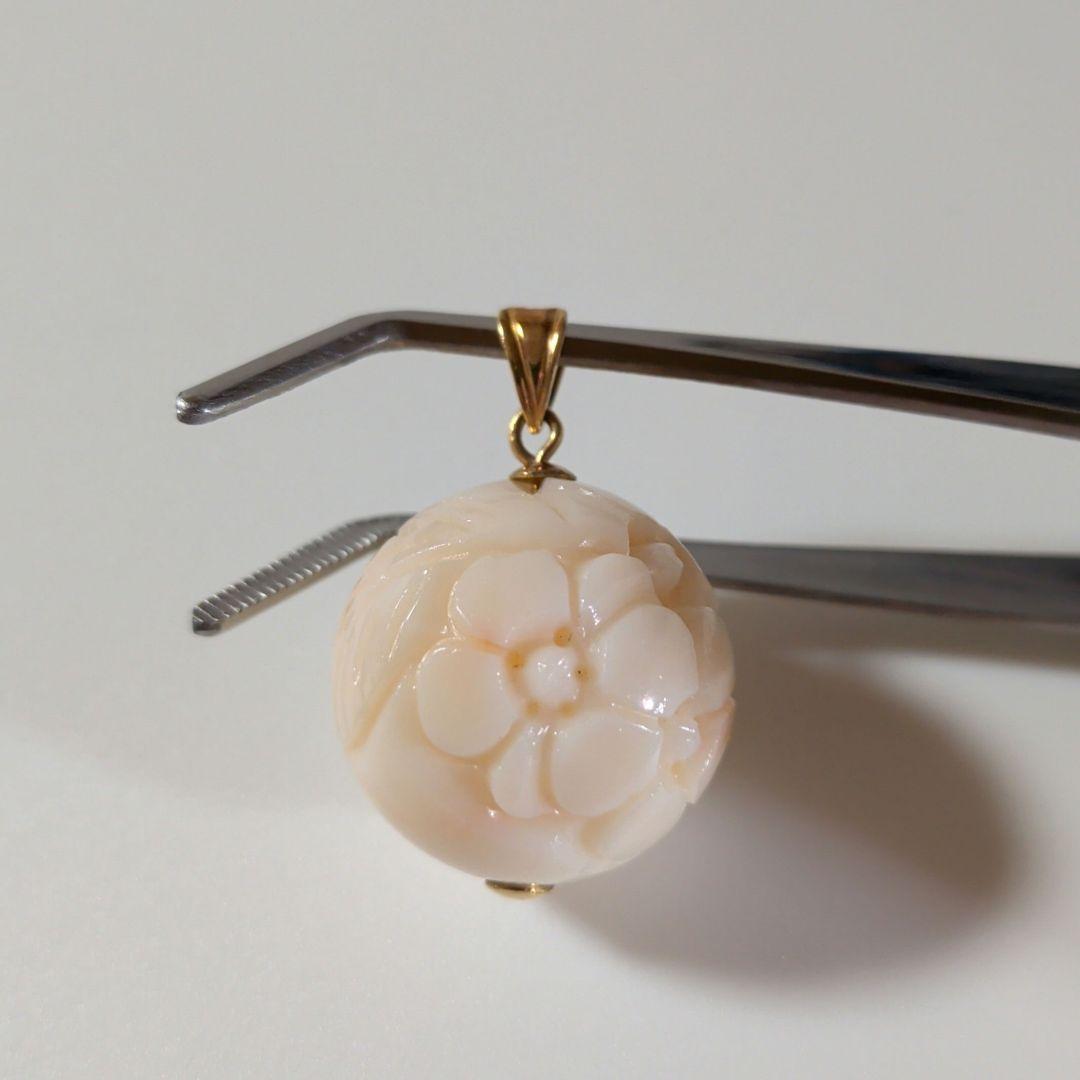 ペンダントトップ　K18　YG　珊瑚　丸玉　彫刻　20.80mm　12.81g