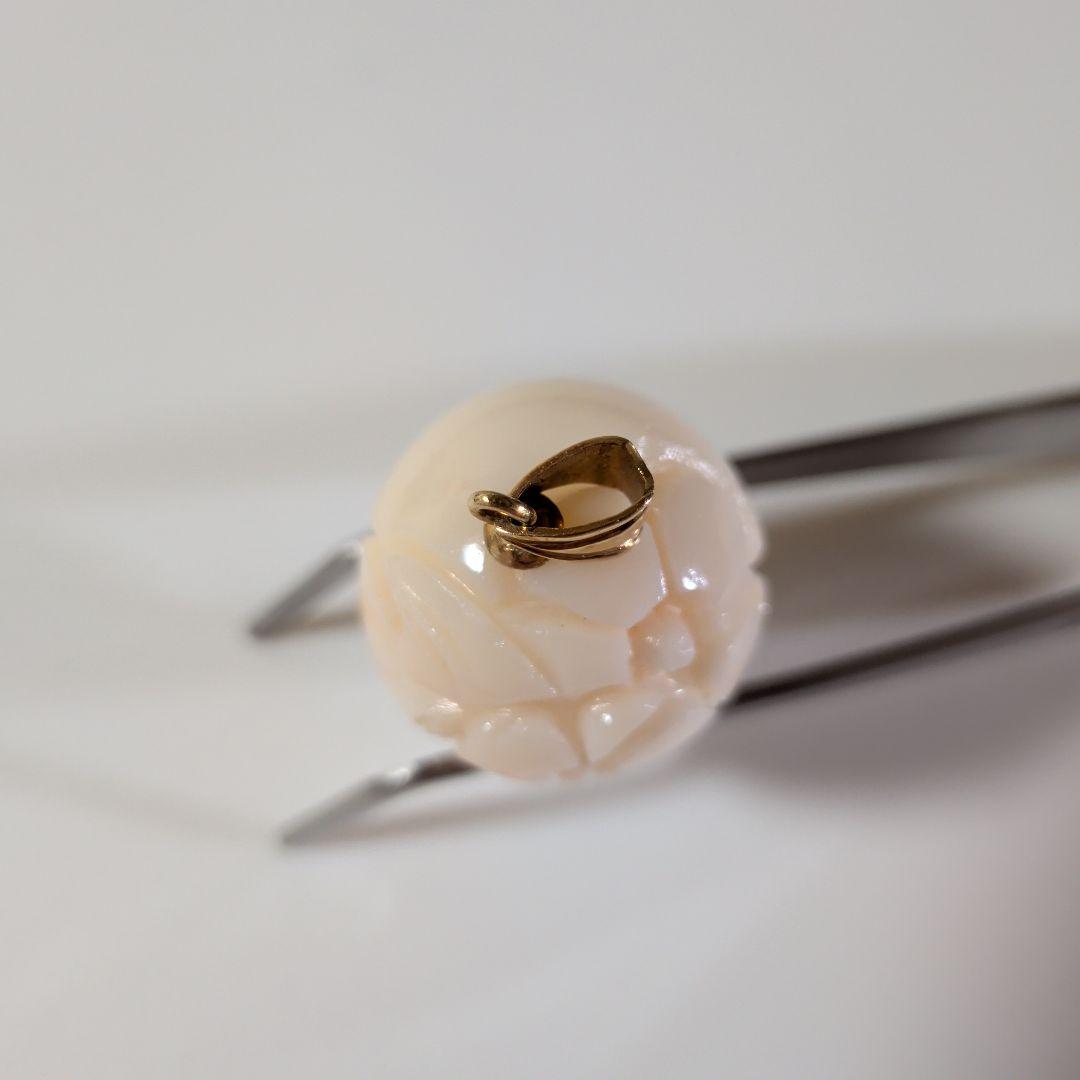 ペンダントトップ　K18　YG　珊瑚　丸玉　彫刻　20.80mm　12.81g