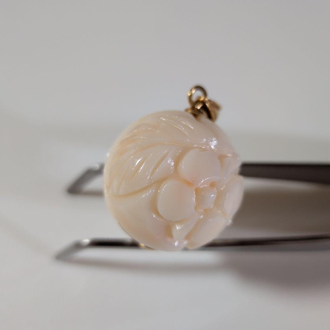 ペンダントトップ　K18　YG　珊瑚　丸玉　彫刻　20.80mm　12.81g