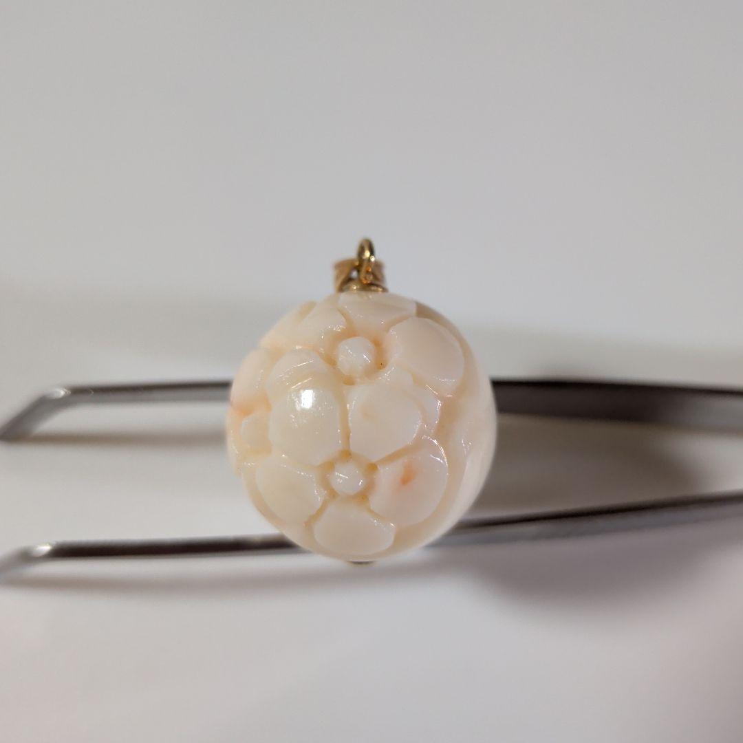 ペンダントトップ　K18　YG　珊瑚　丸玉　彫刻　20.80mm　12.81g