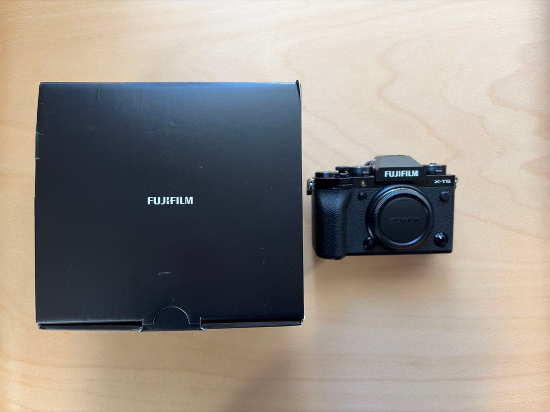 【極美品】富士フイルム X-T5 ボディ シャッター6,742回 多言語モデル