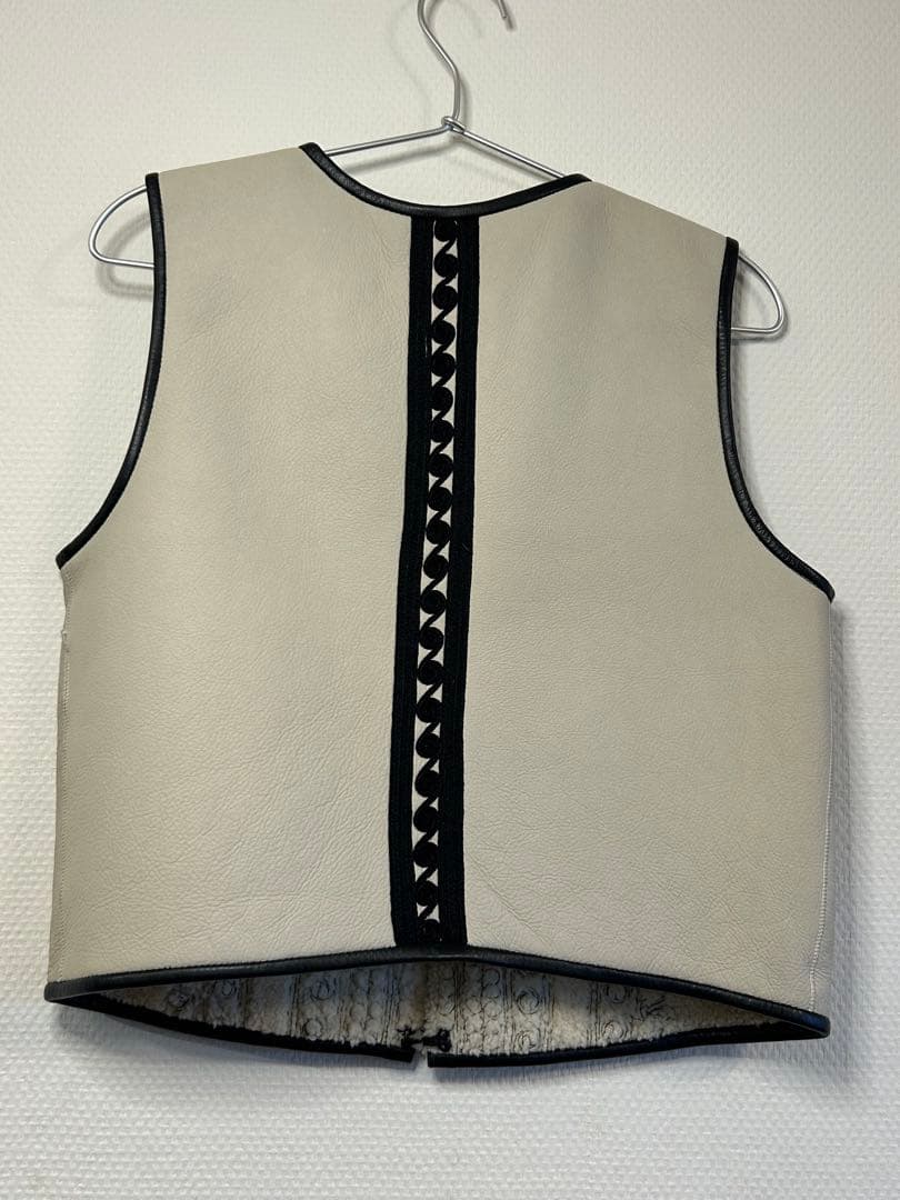 8787　agnes b. ムートンアイボリー ブラック ベスト 38