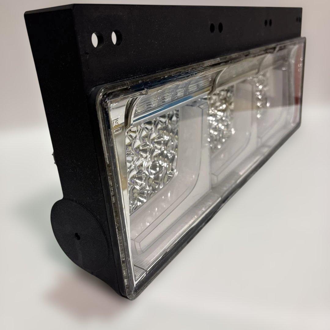 NO24 小糸 3連 トラック用 4t 10t リメイク品（運転手席）右　クリア