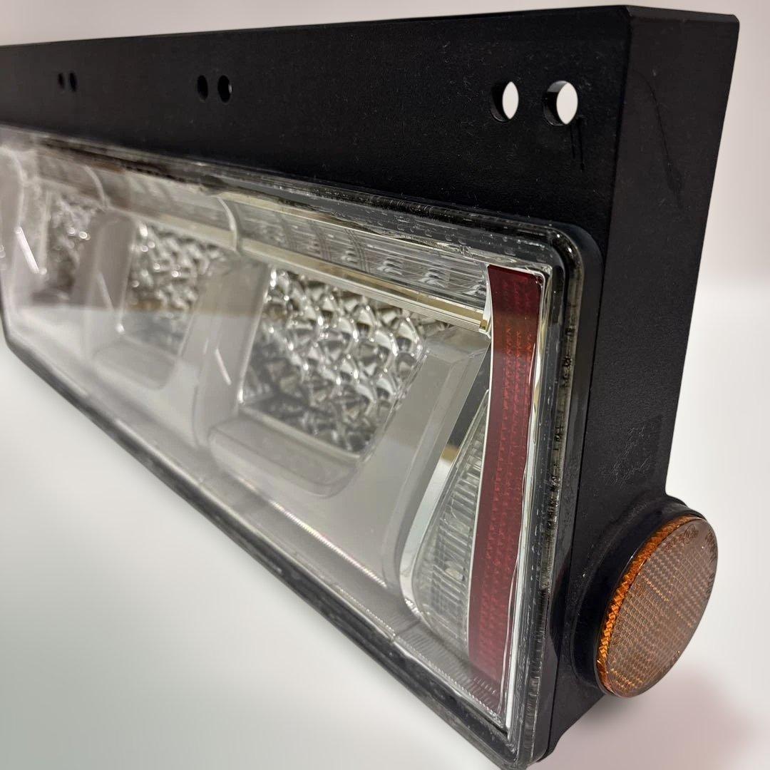 NO24 小糸 3連 トラック用 4t 10t リメイク品（運転手席）右　クリア