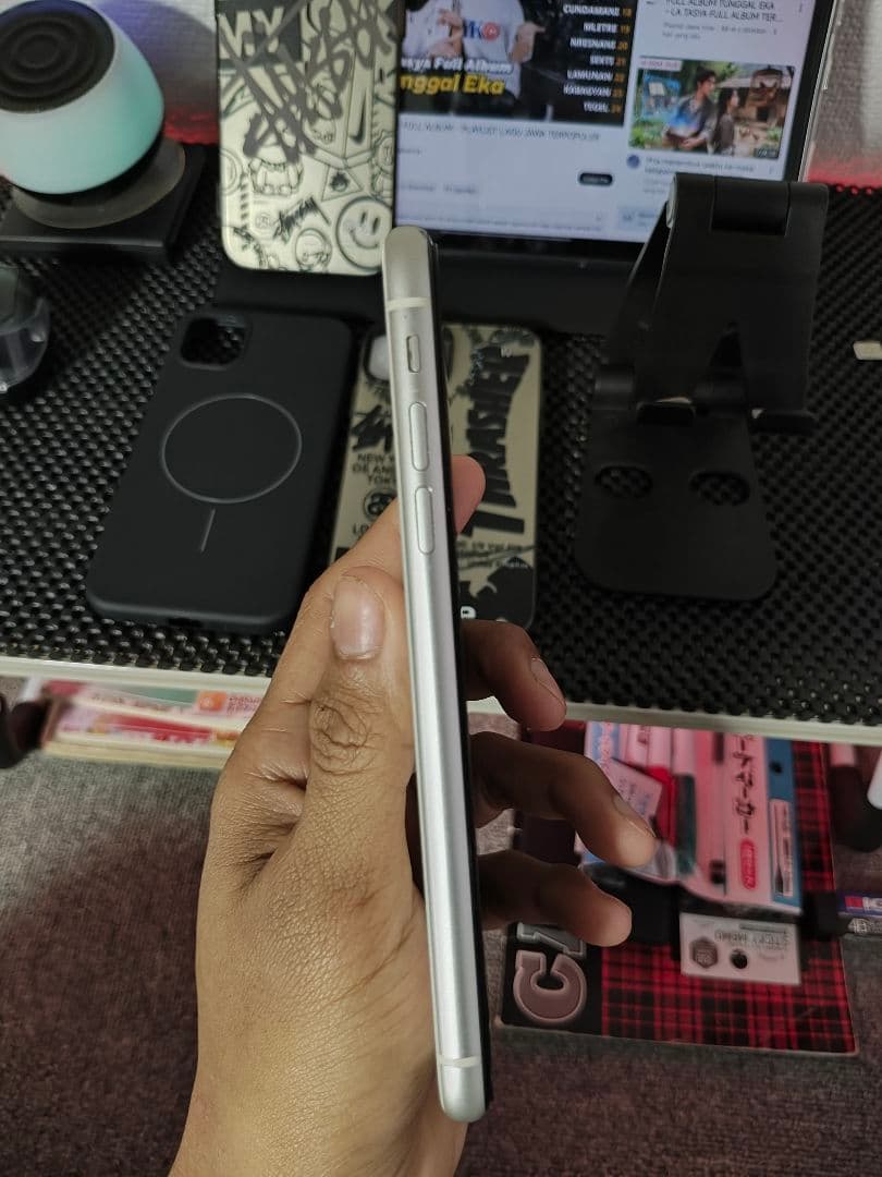 iPhone 11用グラフィティケース