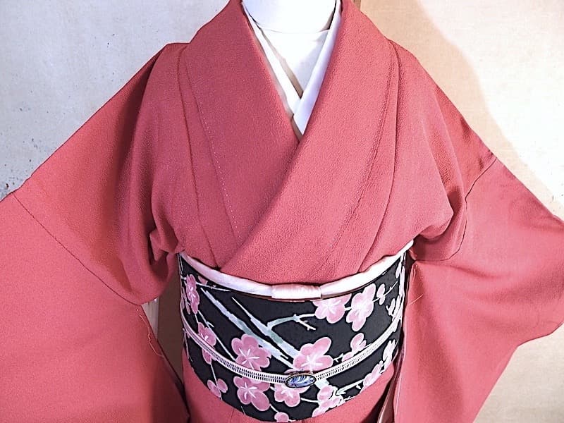 未使用 斎藤三才 縮緬の色無地（華やか桃赤系）裄68 背紋無 正絹美品