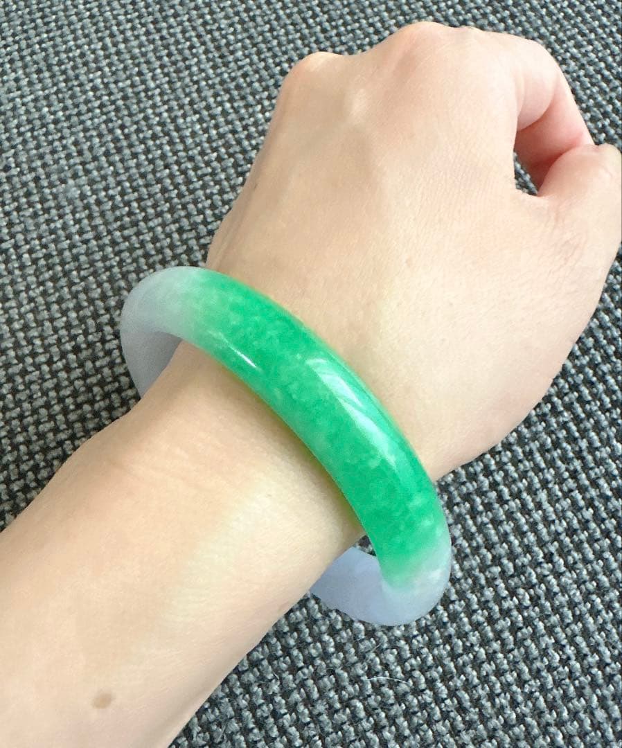 薄紫とグリーンのグラデーションAランクは翡翠ヒスイバングル