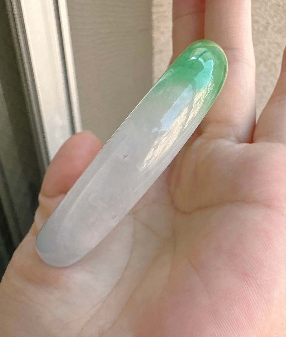 薄紫とグリーンのグラデーションAランクは翡翠ヒスイバングル