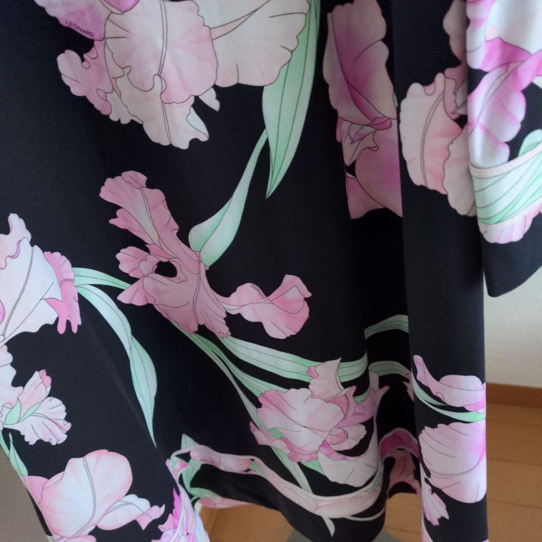 黒地ピンク花柄長袖ワンピース