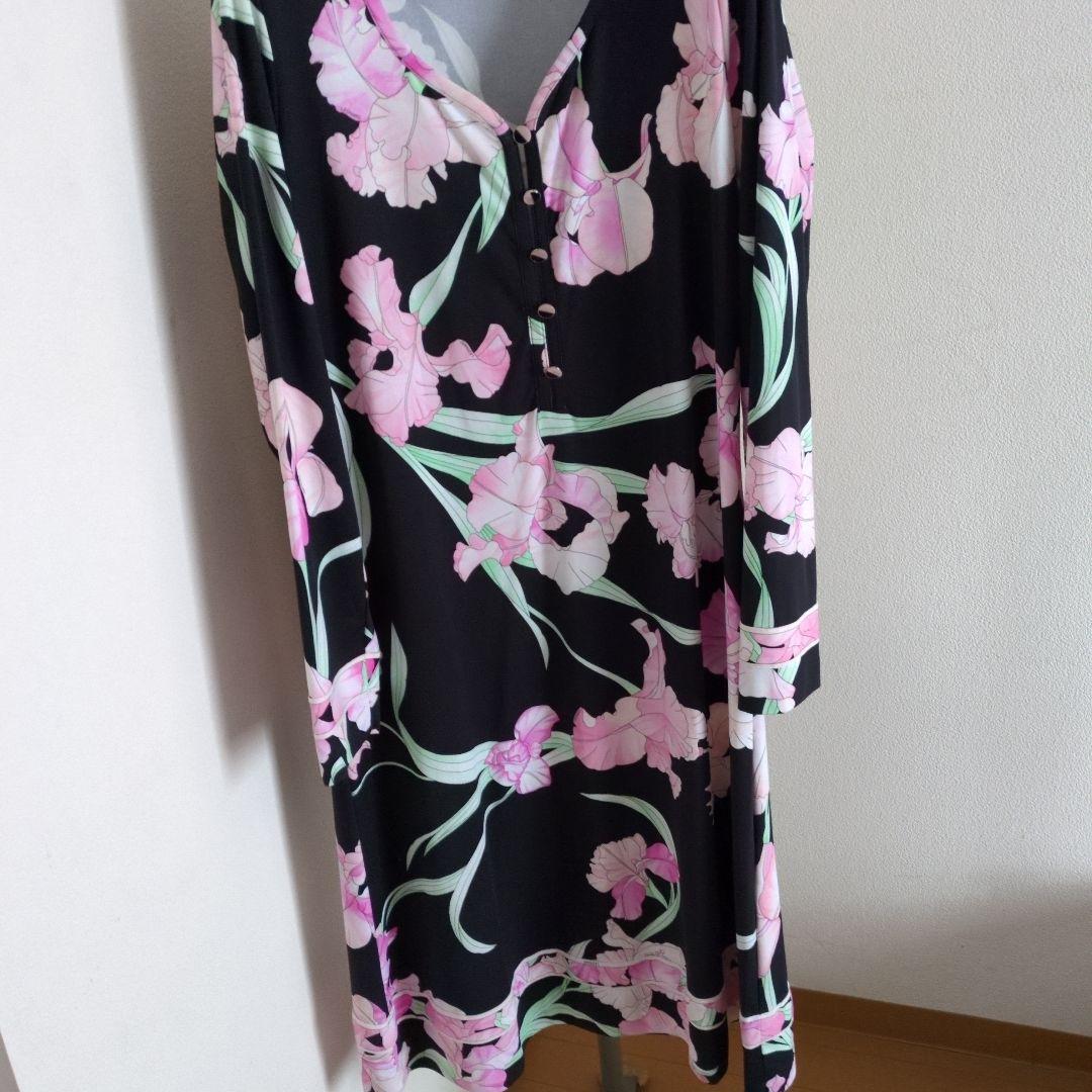 黒地ピンク花柄長袖ワンピース