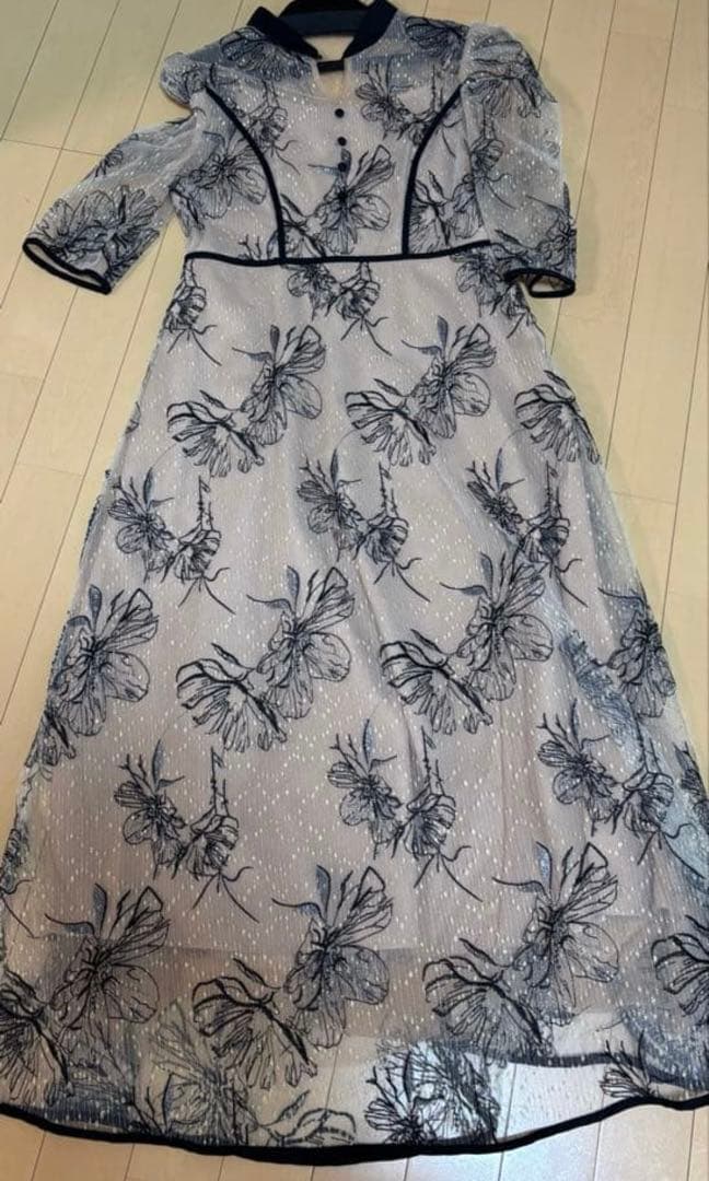 m*♡様 【大人気】Leja / パイピングハイネック花柄ラメレースワンピースド