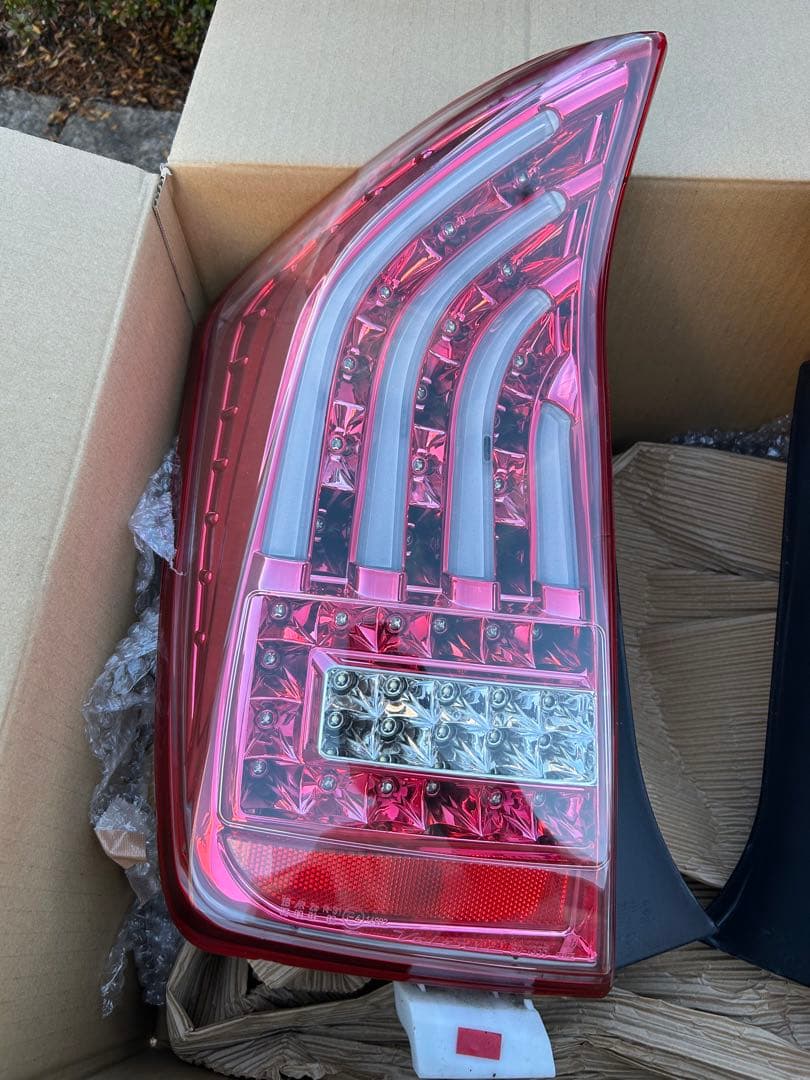 30プリウス ヴァレンティ LEDテール