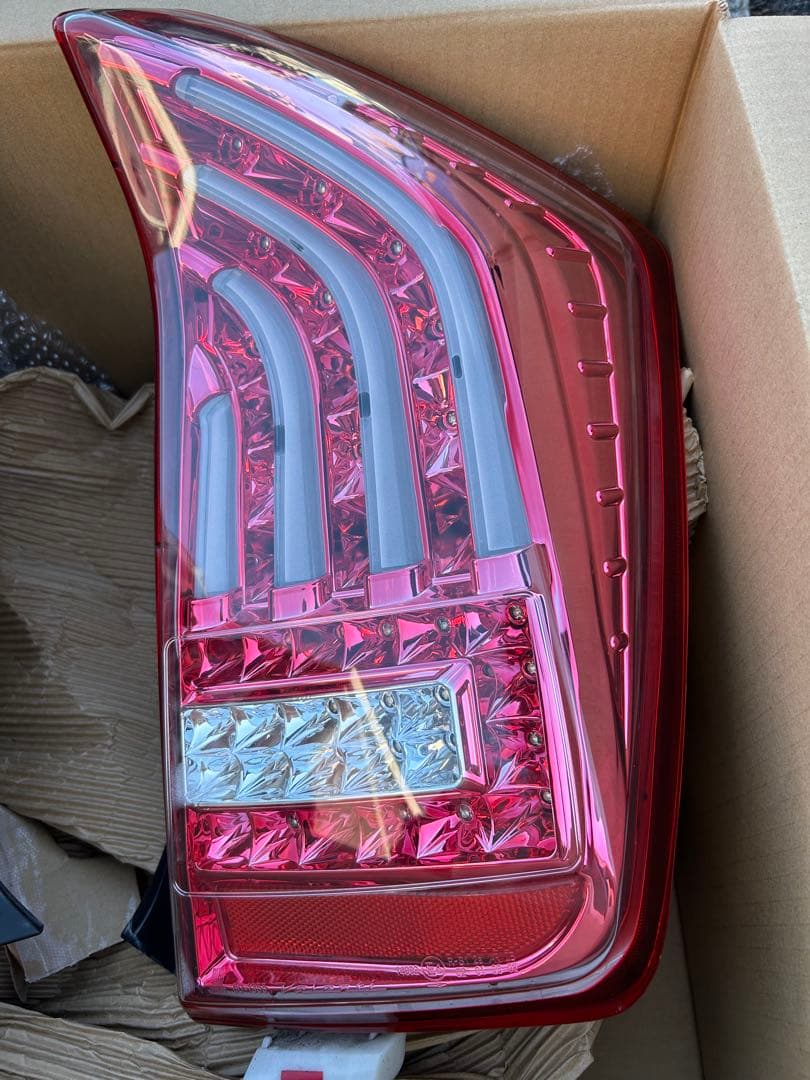 30プリウス ヴァレンティ LEDテール