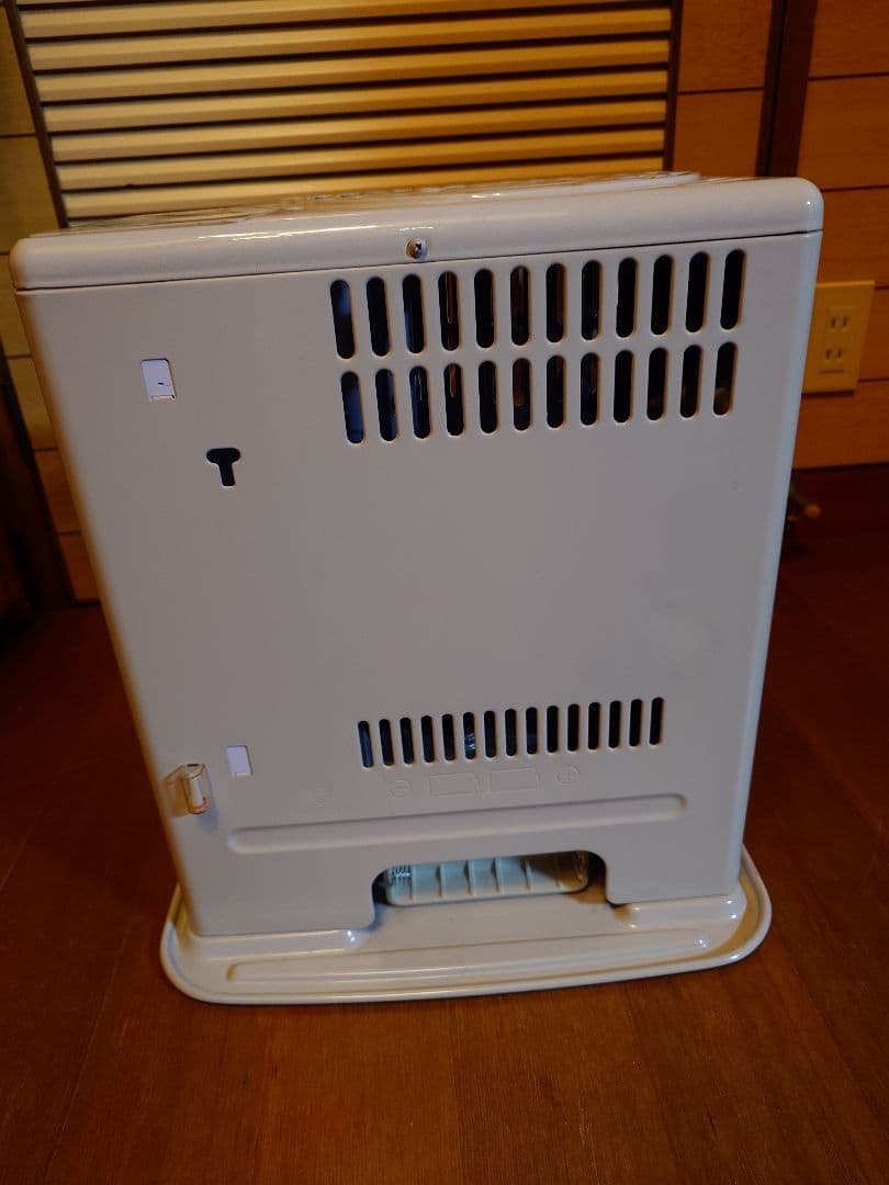 シャープ製自然通気形開放式石油ストーブ。