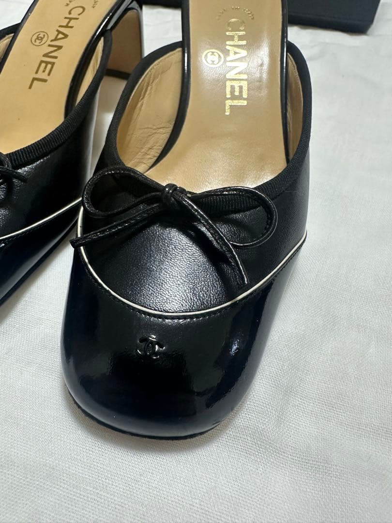 CHANEL ブラックレザー ミュール リボン付き