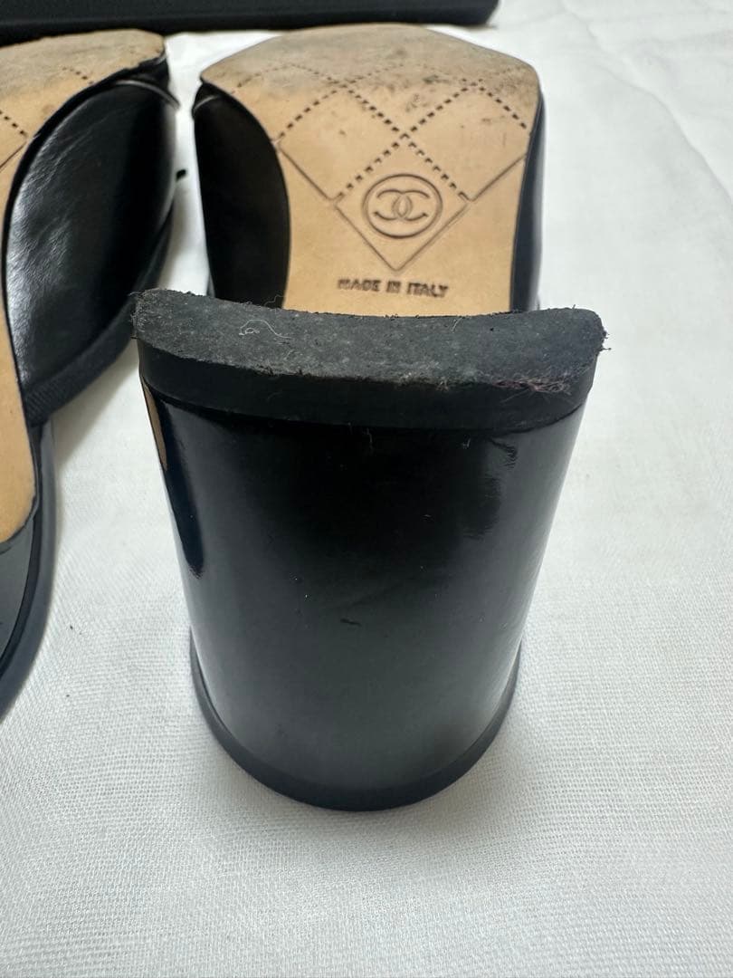 CHANEL ブラックレザー ミュール リボン付き